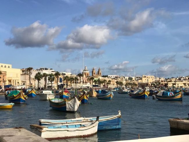 夏にイタリアに行ったので、秋はマルタにしました!<br /><br />マルタツアーDay1-2 20181120-21 <br />マルタ スリーシティーズ<br /><br />関空から10時間のフライトで、ドバイを経由して、キプロスにとまったのち、マルタへ。<br />家を出てから26時間で、マルタまできました。<br />やっぱり、直行便が欲しい。<br /><br />空港で、、SIMカードと、バスチケットを購入して、スリマ地区のホテルに到着。<br />もう、15時なので、急いでバスを乗り継いで、でスリーシティーズに向かい、聖アンジェロの砦に行きましたが、遅かったので、クローズでした。<br /><br />残念でしたが、まずはマルタのバスを使いこなせるよう、試みました。<br /><br />Day3 20181122 <br /><br />南部遺跡と青の洞門とイムディーナとバレッタの夜<br /><br />マルタ2日目<br />朝は3時に目覚めてから、寝られず、寝不足気味。<br />ホテルで、朝食のあと、まずはブルーグロッドを目指します。<br /><br />しかし、バスの乗り継ぎが上手くいかず、ブルーグロッドを行きすぎて、ハジャーイム神殿とイムナイドラ神殿から行くことに。<br /><br />これらも人類最古の石造建築物として世界遺産に登録されているマルタ6つの内の2つ。<br />元の形状は想像しにくいが、模様や石をくりぬいた窓には感心させられる。<br /><br />次は歩いてブルーグロッド。青の洞門へ。<br />舟に乗ろうとチケットを買うと、直ぐに乗れて良かった。<br />夏に見たイタリアの青の洞窟ほど、暗闇に入らないので、青さは劣るが、十分に美しいし、混んだり待ったりすることなく行けたのがいい!<br /><br />ここで、ランチをしてから、ラバトに向かいます。<br />バスは乗り継がずに行けると安心してたのに、目的地まで3キロのところで、直前に交通事故で、道路を塞いでしまい、30分ほど待っても、動きそうにないので、歩いてい向かうことにした。30分は歩いた。<br /><br />目的地のラバトにある、聖パウロの地下墓地。<br />地下の岩を掘り抜いて、1000ほどの墓地が迷路のように。。<br />次は、古都イムディーナを散策。<br />大聖堂と大聖堂博物館に立ち寄り、城壁上からの眺めを楽しんで、バレッタに戻ります。<br /><br />バレッタの夜は電飾がキレイで、ルミナリエみたいになってました。<br /><br />Day4 20181123 マルタ ゴゾ島<br /><br />今日はゴゾ島へいくフェリー乗り場へ向かいます。<br />路線バスの222番にのって1時間。ゴゾ島へいくフェリーにのって、30分ほど、ぼーっとしてたら、直ぐに着く感じ。<br />ゴゾ島のフェリーターミナルから、バスでゴゾ島のターミナルのヴィクトリアに向かいます。<br /><br />30分ほどで到着して、バスを乗り換えて、目的地のブルーホールに向かいます。<br />ブルーホールに到着すると、スキューバダイバーたちがいっぱいです。<br />何がいるのか分かりませんが、ブルーホールはキレイに見えるんでしょう。<br />世界的にはベリーズのブルーホールの方が有名ですけどね。ダイバーを見ると潜りたくなります!<br /><br />ブルーホールを崖の上から探しましたが、<br />確信はなく、なんとなくこれかなぁ。<br />アズールウインドーは岩のアーチだったのですが、昨年崩れてしまったみたいで、名物が無くなってしまい、かわいそうな感じです。<br /><br />もう見る物が無いなぁと散歩してたら、ボートクルーズが、たったの4€。<br />次のバスにもちょうど間に合いそうだし、直ぐに乗れそうだったので、乗り込んだ!<br />4€の割にいろいろ回ってくれて、海の青さはと崖の下の洞窟にも入ってくれて<br />以外と良かった。<br /><br />イタリアとかマルタのあの青さはどこから来るのかな?<br /><br />1時間の滞在を終えて、再びヴィクトリア経由して、次は、マルタ3つ目、ゴゾ島の遺跡のジュガンティーヤ神殿。<br />同じような古い遺跡跡を4つも見た後、この遺跡がどうだったか記憶も薄いが、近くの古い風車とセットの入場券だった。<br /><br />再び<br />ヴィクトリアに戻り、歩いてヴィクトリアの砦に行きました。<br />丘の上の要塞の城壁からの眺めは良かったので、ここのレストランでランチを取りました。<br /><br />これで今日の予定は終了。<br />フェリーと、1時間のバスで戻りましたが、疲れてるし時間も早いので、マッサージに行ってみた。1時間45€。日本と余り変わらない。<br />ディナーは、軽めで、タコス。<br /><br />Day5 20181124 <br />マルサシュロック、タルシーン神殿、スリーシティーズ、ヴァレッタ<br /><br />マルタに来て、南、西と行ったので、今日は東を攻めます。<br /><br />朝一番にマルサシュロックへ。<br />ヴァレッタで乗り換えて、ホテルから1時間かからずに到着。<br />ランチタイムなら、ここで食べたかったけど、まだ早いので、写真だけ撮って、次の目的地のタルシーン神殿へ。<br /><br />もちろんバスでタルシーン神殿の近くに着いたけど、入口が分からない。<br />結局、神殿を一周して、小さな入口を見つけた。もう少し、分かりやすい入口にしてよ!<br /><br />このタルシーン神殿は、1913年に農夫によって発見されるまで、手つかずだったので、保存状態が、とてもよいです。<br />大きなお椀や、祭壇、動物の絵など、マルタに来て、4つの遺跡見ましたが、1番良かったです。<br />よっぽど興味無い限り、多分、他を見なくても、ここだけで良いと思う。笑<br /><br />次は、ヴァレッタの街を見渡せるスリーシティーズの1つのセングレアへ。<br />バス停から、10分ほどで監視塔に到着。<br />人も少なく、見晴らしもよし。<br />この、セングレアから、ヴィットリオーザの景色が良さそうなので、写真ポイントを探したが、ヨットの帆の軸がいっぱいで邪魔。<br />参考の写真にはヨットなんて居なかったのに。<br /><br />そして次は、初日に来て閉まっていた、聖アンジェロの砦。<br />やはり、ここからヴァレッタを見る景色が1番良かった。<br />ちょっとお腹がすいたので、ランチにヨットハーバー沿いの景色のよいレストランで、タコサラダとビールをいただきました。<br /><br />さて、マルタのメインのヴァレッタ見学。<br />昨日夜に来たけど、やっぱり明るいときに来ないとね。<br />噴水から、先端まで、お勧めルートで、回りました。<br />国立考古学博物館と、聖エルモの砦は、入って見学。<br />エルモの砦は、ほとんど海しか見えないので、監視には良いかもやけど、景色的には、今一つ。併設されている、国立戦争博物館の方が面白かった。<br />英語がスラスラ聞けたら、もっと面白かったんだろうな。<br /><br />さて、夕方になってきて、暗くなってきたので、ザ・ポイントというモールへ。<br />建物はイオンモールみたいな感じだけど、東南アジアによくある、高級な店も入ってる感じのモールで、夕食食べようかと探したけど、カフェしか無く。<br />外に出て、帰り道のファミレスっぽいところで、魚のグリルを食べました。<br /><br />