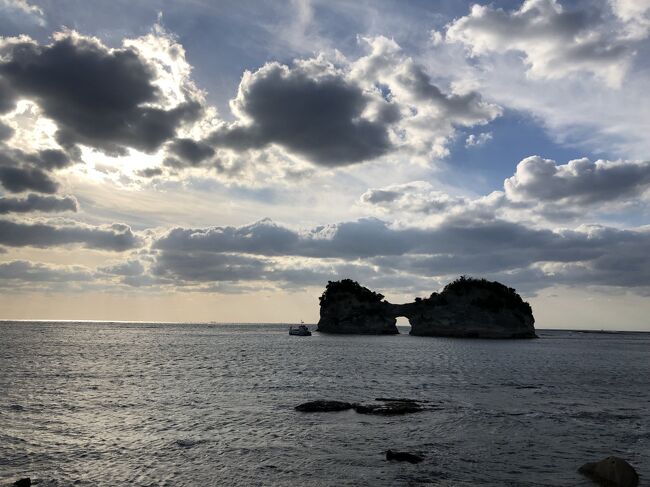 自治会の予定と被ったので今年は1週早めて3連休で結婚記念日旅行へ<br /><br />11/23 ?楽(ランチ)・番所山公園(番所鼻灯台)・円月島・ホテルプール<br /><br />11/24 アドベンチャーワールド<br /><br />11/25 三段壁・千畳敷・白浜エネルギーランド<br /><br /><br />宿泊 クアハウス白浜 海側の客室(西館)