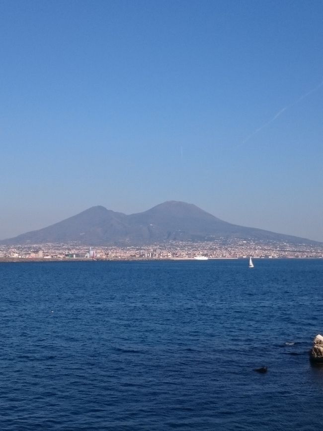 昨年に引き続き、南イタリアの旅。<br />ナポリ(ポンペイ・ソレント)→シチリア(カターニア・タオルミーナ)<br />オフシーズンを満喫。