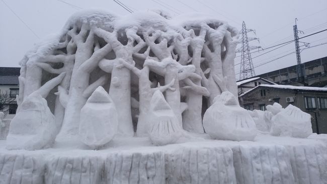 2月15日(金)から第70回十日町雪祭りが始まりました。毎年我が家が楽しみにしているお祭り、そのメインイベントは街外れのイベントスペースに巨大な雪と氷のステージを組み上げて行うショー。下の写真は一昨年のステージ、かなりのスケールです。ここで入場無料のパフォーマンスが繰り広げられます。昨年の記事はこちら<br /><br />http://edamann.net/2018/01/19/%e5%9b%9b%e5%ad%a3%e3%82%92%e9%80%9a%e3%81%97%e3%81%a6%e6%a5%bd%e3%81%97%e3%82%80%e6%b9%af%e6%b2%a2%ef%bc%9c%e5%86%ac%e3%81%ae%e3%82%a4%e3%83%99%e3%83%b3%e3%83%88%e7%b7%a8%ef%bc%9e%e3%80%80enjoying-e/<br /><br />ところが今年は・・・