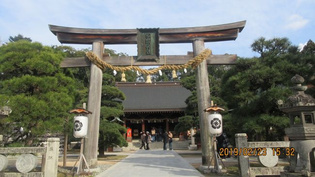 山口県と言うと ???。萩城下町・松陰神社と言えば・・・幕末・明治維新の歴史を観ると納得します。旅行社のツアーに参加しました。羽田を朝便でテイクオン。お昼には「萩・岩見飛行場」に到着。ローカル便には久しぶりです。10年位前以来になりますか・・・。ご当地に訪れるのも7年ぶりになるでしょう。ツアー旅行は個人のフリーとは違って良いところも沢山ありますが勝手はできません。<br />「萩・石見空港」では「石見神楽」の衣装を着た「舞子」の歓迎を受けました。萩城下町・松陰神社を観光して幕末の明治維新を回顧しました。<br /><br />表紙の写真は「松陰神社 鳥居」です。 3回目になりますが変わってはいませんね、当然のことですが・・・。