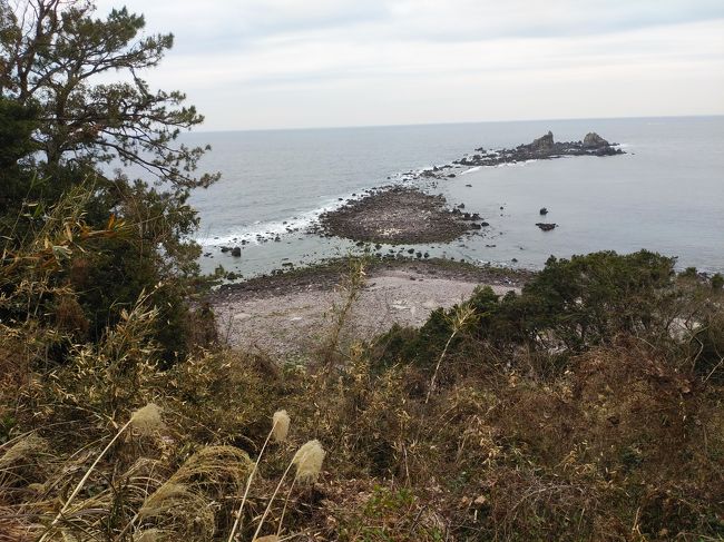 真鶴半島を再訪してきました。真鶴岬以外に磯崎、岩海岸方面にも足を伸ばしました。県道739号道なりに岬入口、ケープ貝類博物館から三ツ石海岸に下り波打ち際を散歩、潮風と美味しい空気を一杯とり込みました。急階段も有りましたが思ったより簡単に下り上りできたと感じました。綺麗な海には美しい雑木林、海を守るために植林管理された大木の林の中を走りますとお林展望公園前に出ます．立ち寄ってみました、石原軍団寄贈の消防車の展示、パットゴルフ場、町立中川一政美術館等見えましたがチョイ見で後にし帰路に向いました。