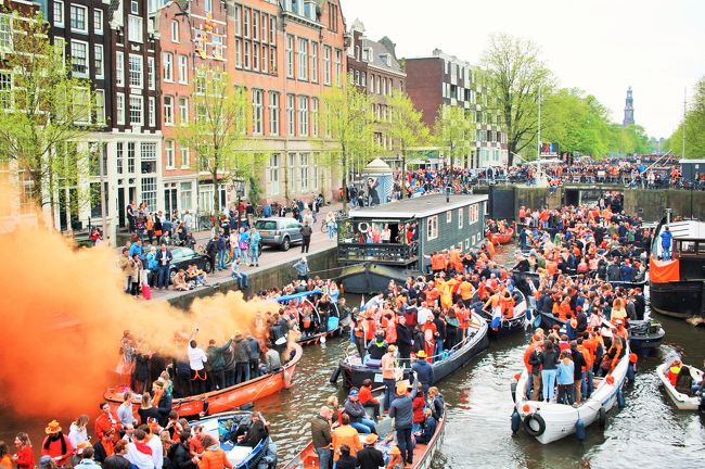 ２０１８年のＧＷに、オランダ＆ベルギー＆フランスを６泊９日で巡りました。<br />最初に訪れたのは、オランダの首都、アムステルダム。<br />到着した４月２７日はオランダ国王誕生日（国王の日）で、アムステルダムのホテル価格が高騰していたため、宿泊は断念・・・。<br />早朝～夕方にかけてアムステルダム中心部を駆け足で観光し、その日のうちにベルギーへ移動しました。