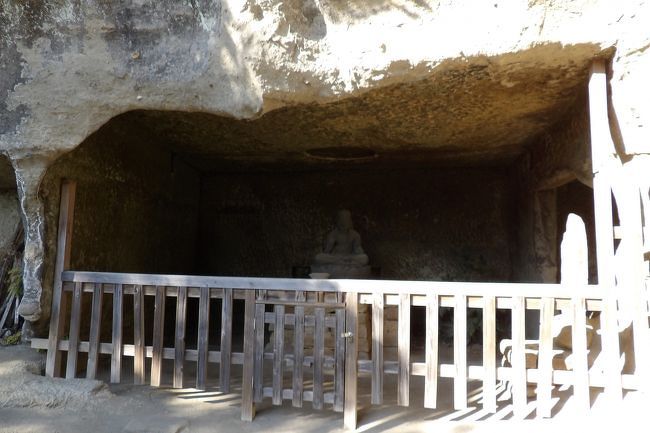 　今年になって壽福寺と覚園寺の境内を案内して頂き、やぐらの発生時期について確信できることが多くなった。<br />　ウィキペディアの「やぐら」には注釈が68、出典が230、参考文献が32冊、資料が10点、発掘等調査報告書が11も参照されているにもかかわらず、記載内容は全くのところ説得力がなく満足の行くものではない。<br />　その設置場所は、(1)寺院、または寺院跡、(2)武家居館跡、(3)切通し周辺、とあるが、尾根道の脇とかその下とかにも相当数ある。墓参が行われたであろうから行けることが前提となり、山中の街道沿いにも営まれた。したがって、(3)山中の街道沿いや切通し周辺、とすべきである。しかし、山道を歩いたり、崖を下りないと目にすることはできない。この項の筆者は自分ではやぐらのある場所を探してはいないのだろう。そのことは、「鎌倉の鶴岡八幡宮を中心とした山に囲まれた範囲では中心線より東側に多い。」というようなやぐら巡りをしたら決して思い当たらないことを記載している。<br />　「巌堂、岩殿寺のような岩窟寺院をヒントに作られた中世の横穴式墳墓である。」としているが、これはお堂であろう。墳墓以前にこうした岩窟にお堂が建てられたと考えるべきである。そうしたことは壽福寺の本山のやぐらや浄光明寺客殿裏庭の隧道を伴う背の高い大型やぐらなどから想定されよう。あるいは、時代が下がるが浄光明寺の網引地蔵やぐら（網引地蔵坐像には正和2年（1313年）銘）のように、地蔵堂や薬師堂などが岩窟内に造られ、その後に、その岩窟（横穴）の横に横穴（やぐら）を掘って旦那衆の墳墓を設けたのではないか？そうだとすると、巌堂に岩窟不動が祀られた文治4年（1188年）以前（、岩殿寺が創建された時期（721年）では遡り過ぎではあるが、）にまでやぐらの発生を引き上げられる可能性がある。<br />　「やぐらが最盛期を迎えるのは鎌倉時代末と考えられている。 これは鎌倉への律宗の進出時期とほぼ一致する。」とあるが、初期のやぐらと最盛期のやぐらでは違いがあって当然である。また、新な墓制としてのやぐらの発生から普及までには何世代かの時代が必要とされるであろう。今日から、明日からなどと墓制が変更され、それが受け入れられることなど考えられないことである。<br />　やぐらの発生は臨済宗が鎌倉に進出してのことではあるまいか？壽福寺にはお堂があったと見られる背の高い大型やぐらが残っており、塔頭跡には多くの大型やぐら（https://4travel.jp/travelogue/10647483）と古いと考えられるやぐら（https://4travel.jp/travelogue/11459045）が相当数残っている。また、相馬師常（保延5年（1139年）～元久2年（1205年））やぐら墓が浄光明寺（建長3年（1251年）創建）ではなく、壽福寺（正治2年（1200年）創建）がお祀りしていることとも無縁ではないだろう。<br />　相馬師常墓やぐら群（https://4travel.jp/travelogue/10726386）など扇ガ谷には大型やぐら（https://4travel.jp/travelogue/10647488）が残っており、初期の墳墓としてのやぐらは大型のものが多かったはずだ。それが時代が下がりやぐらの墓制の終末期になるとまんだらやぐら群のように均等で狭いやぐらが4層に並ぶようになる。<br />　「新御成敗状」が鎌倉の法令ではないとするのは納得が行く。鎌倉中には畠山重保の墓とされる宝篋印塔（由比ガ浜2）（https://4travel.jp/travelogue/10608761）が建っていたり、覚園寺の境内を見れば分かるように中世のやぐらとは無縁なお寺があり、長谷の寺院群でもやぐらは見掛けない。律宗関連の寺院でも中世のやぐらとは無縁な寺があるのだ。鎌倉中で確実にやぐらを伴うのは臨済宗の寺院の方だろうか。<br />（表紙写真は浄光明寺の網引地蔵やぐら）