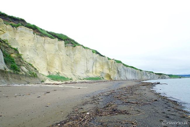 2018年7月の北海道ドライブ旅行で訪れた<br />道南の乙部町滝瀬海岸にあるシラフラです<br /><br />白い断崖が500ｍにも渡り連なっている光景は<br />まさに、英国のセブンシスターズに匹敵する絶景<br /><br />北海道でもマニアックな乙部町で異国のような景色に出会った旅行記です<br />（元データの大部分を紛失してしまい枚数あまりありません、ご了承ください）<br /><br />▼より詳細なコメント等はこちらの旅行記も併せてご覧ください<br />http://blog.tabinomori.com/asia/japan/shirafura-report/