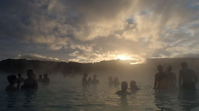 アイスランドの名湯、世界最大の露天風呂ブルーラグーンに浸かる日です。の前に、ぐるり街歩きで程よく疲れた方が癒される。白塗りマスクマンも温泉で乾杯！もしっかり果たして、またもや大満足の一日に。