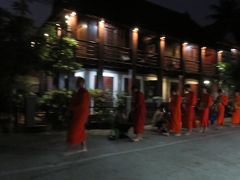 2019早春、ベトナムとラオスの旅(8/28)：2月14日(1)：ルアンパバーン(5)：暗い内からの托鉢、全員裸足の托鉢、大乗と小乗仏教