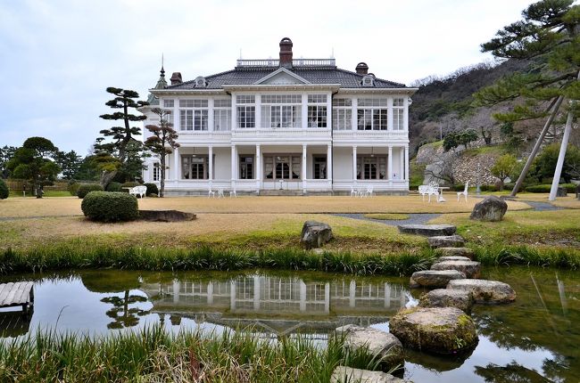 山陽・山陰紀行のフィナーレを飾るのは鳥取県の洋風建築の白眉「仁風閣」です。<br />鳥取藩は因幡・伯耆の２国３２万５千石を領した大藩として知られ、歴代藩主 池田家の居城となったのが久松山（海抜２６３ｍ）に築かれた鳥取城でした。鳥取市は久松山を扇の要として発展した都市であり、その久松山、旧鳥取城内の扇御殿跡に建つ瀟洒な洋風建築が「仁風閣」です。フランス型ルネッサンス様式の白亜の洋館は、中国地方屈指の明治建築として名高く、重文に指定されています。 <br />１９０７（明治４０）年に往時の皇太子殿下 嘉仁親王（大正天皇）の山陰行啓時の宿泊施設として建てられた迎賓館で、以降は池田家の別邸として使用されました。鳥取池田家の１４代当主 池田仲博侯爵が、宮内省匠頭 片山東熊（かたやまとうくま）博士に設計を依頼した宮廷建築です。<br />現在、仁風閣周辺は久松公園として整備され、春は桜、秋は紅葉の名所として多くの観光客が訪れます。白亜の洋館と緑豊かな大自然とのコントラストは１幅の絵画を見るようであり、市民の憩いの場となっています。明治時代にタイムスリップしたかのような気分が満喫できるスペースです。<br />また、２０１２年に大ヒットした映画『るろうに剣心』や１９８９年公開の映画『舞姫 Die Tanzerin』のロケ地としても知られています。尚、日本１００名城「鳥取城」のスタンプもここにあります。<br />仁風閣を紹介されているＨＰです。<br />http://www.tbz.or.jp/jinpuukaku/guide/info/<br />