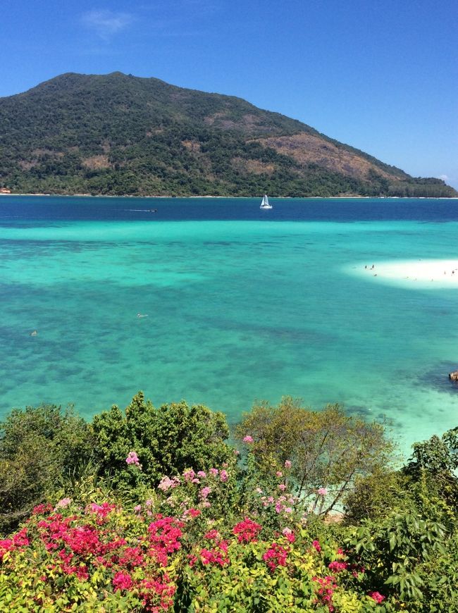 タイのリペ島に初めて行ってきました！<br />出発からリペ島に着くまでの道のりです<br /><br />途中、何度か日本人？と聞かれその度に親切にしてもらいました<br />Japanese は、あっちのボートに乗って、と早く着くボートに乗せてもらったり、よくわからなくて列の後ろに並ぼうとするとJapanese はボートに乗るんだよと一番前に誘導してもらったり<br />後で考えると何かと親切に声をかけてくれました<br /><br />親日の国タイですね！<br />もっともっと印象が良くなるように心がけます<br /><br />クラビ空港から港に着くまでの間、道路が左側通行という事もあり、日本車がたくさん走っていました<br />途中で立ち寄ったお店には、日本の業務用冷蔵庫と見られる冷蔵庫がそのまま使われていました。日本語が書いてなければ中古とわからないくらいのきれいな冷蔵庫で何だか、日本語に笑っちゃいました！<br /><br />今回は、ユナイテッドのマイレージを利用して航空券を買ったので<br />足りなかった分を buyマイルで買い足ししました<br />