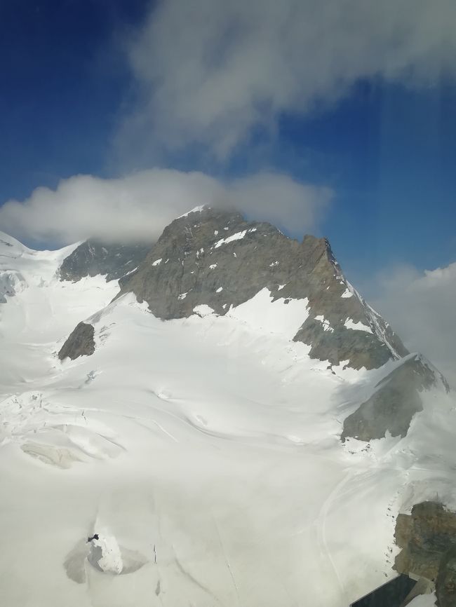 ～定番のJungfrauJoch展望台とBachalpseeハイキング～<br /><br />会社の夏休みを利用して、スイスに行ってきました。今回の旅の主題は、ベルナーオーバーランドのハイキング、レマン湖畔のLavaux地区と対岸の仏領Yvoir散策＆ゴールデンパス鉄道の旅。天気に恵まれ（Yvoirは小雨でしたが）、夫婦で楽しんできました。皆さんの旅行記を読んで、参考にさせて頂いた御礼も兼ねて、少し時間は経ちましたが投稿させて頂きます。なお、旅行全体の旅程はその①に示しています。<br /><br />その④＜旅程＞<br />7/25　Wengen(WAB)Kleine Scheidegg(JB)JungfrauJoch(JB)Eigergletscher(ハイキング)<br />KleineScheidegg(WAB)Grindelwald(FB)First(ハイキング)Bachalpsee(ハイキング)First（FB）<br />Grindelwald(WAB)Wengen(泊)<br />