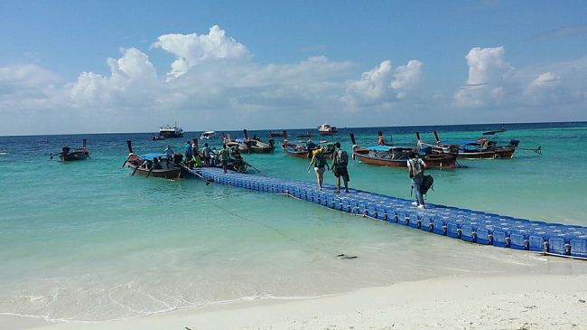 去年の1月に行ったタイのリぺ島。<br />もの凄く海が綺麗でマッタリできて1回で気に入ってしまいました。<br />やり残したことも多々あり、帰国後すぐに次年のお正月もリピートしようと決意！<br />エアチケ探しに１ヵ月。<br />JAL特典航空券＋いつものエアアジア様のBIGセールで格安に今回も行くことが出来ました。<br />行き帰りの途中の中国・広州、クアラルンプールはオマケ程度の滞在です。<br />リぺ島での旅行記は日記のような記ですので悪しからず。<br /><br />旅程<br /><br />1日目　HND8:50発(JL087)⇒CAN13:05着　<br /><br />　　　　広州少しだけ散策<br /><br />2日目　CAN5:55発(AK2010)⇒LGK9:50着　<br />          <br />　　　　Ferry　 Langkawi/Telaga Harbour14:30発⇒KohLipe15:00着<br />　　　　<br />3日目～7日目　リぺ島でカウントダウン＆マターリ<br /><br />8日目　 Ferry　KohLipe10:30発⇒Langkawi/Telaga Harbour13:00着<br /><br />　　　　LGK15:30発(AK6303)⇒KUL16:45着<br /><br />9日目　クアラルンプール観光<br />　　　  <br /><br />10日目　KUL14:40発(D7522)⇒HND22:30着<br /><br />　　　　帰国<br /><br />旅費<br /><br />　　　　羽田⇒広州(JAL)￥5,370(特典航空券）　<br />            ランカウイ⇒リぺ島フェリー往復約￥6,664<br />　　　　広州⇒ランカウイ(エアアジア)約￥13,207<br />                    　　　　　 (ホットシート・食事込）<br />　　　　ランカウイ⇒クアラルンプール(エアアジア)￥1,636　<br />　　　　クアラルンプール⇒羽田(エアアジア)￥10,678(食事込)<br />　　　<br />　　　　ホテル　広州:Hong En Hotel 1泊￥3,242<br />　　　　　　　　リぺ島:Baan Kasirin Resort 2 Koh Lipe 6泊￥30,129<br />　　　　　　　　クアラルンプール:Alpha Genesis Hotel 2泊￥7,898<br />                        (アゴダポイント\1,178分利用）<br />　　　　　　　　　　　　　　　　 <br />