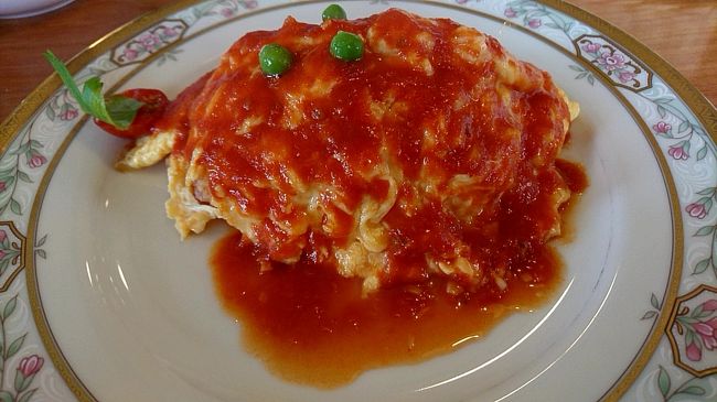 松本でランチを食べようと探していたら、洋食屋さんを発見。ランチをすることにしました。フレンチ一筋40年!本物の味を、気楽に楽しんでいただけます。と言う言葉に誘われて入店。やさしそうなおじさんが一人で対応していました。本格的なオムライスなので結構値段はお高めです。トマトソースも自家製で非常に美味しかったです。またお邪魔します!