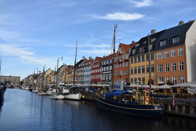 留学先のスウェーデンを拠点に各国を巡る旅《第一弾》<br /><br />留学開始から約二か月と生活に慣れてきたところで初めての国外旅行。<br />授業後一旦帰宅し荷物をまとめ、いざ出発。<br /><br />＜スウェーデンとの歴史＞<br />デンマークとスウェーデンには複雑な歴史がある。領土や権力をめぐった戦争が過去に何度も繰り返されてきたが、今回はその中でも現在の両国の国境線に至るきっかけとなった17世紀の北方戦争を紹介する。北方戦争を完結に説明すると要は野望に満ちたスウェーデンがひと暴れしたのだ。時のスウェーデン王Karl10世が王位継承権をめぐるポーランド（厳密にはポーランド・リトアニア共和国）との戦闘で劣勢になり始めたのを機に隙あらばと様子を窺っていたデンマーク（厳密にはデンマーク＝ノルウェー）もスウェーデンに侵攻する。しかしこれは失脚を恐れて帰るに帰れなかったKarl10世にとってスウェーデン軍がポーランドから完全撤退する良い言い訳となった。そして矛先をむけられたデンマーク軍は凄まじい勢いのスウェーデン軍にあっさりと負けてしまう。特に1658年の大寒波で凍った海峡をKarl10世は渡ってしまうという大胆な奇襲攻撃をしかけ、これにより首都コペンハーゲンを包囲されたことが降伏の決定打となった。この時結ばれた条約でデンマークはスコーネ地方など一部の領土を失うこととなる。しかし戦争はこれで終わらない。1659年にスウェーデン軍が再度戦争をしかけてくるが、オランダ艦隊をはじめ他国との同盟軍を率いて立ち向かったデンマーク軍を打ち負かすことができず、Karl10世が熱病で死去したことでようやく北方戦争は終結する。戦争終結後に結ばれたコペンハーゲン条約でスウェーデンは前回の条約で得た領土を返還することになるが、スコーネ地方はデンマークに還ってこなかった。こうして定められたデンマーク、ノルウェー、スウェーデンの国境はほとんど変わることなく現在に至るというわけだ。このような歴史があるためか、現在でもスコーネ地方の訛りはなんとなくデンマーク語に近い印象を受ける。ちなみにスウェーデン語とデンマーク語は単語などはよく似ていることがあるが発音は全くの別物である。実際コペンハーゲン観光で地図を見るとスウェーデン語と共通する単語が多くみられたが、地元ボランティアガイドがデンマーク語を紹介した際、スウェーデン語とはほど遠く、声帯をどう使ってだしているのかさっぱりわからない発音を耳にし驚いた。（決してディスっているわけではない）<br /><br />※次回からもスウェーデンと旅先の歴史を紹介していく予定。