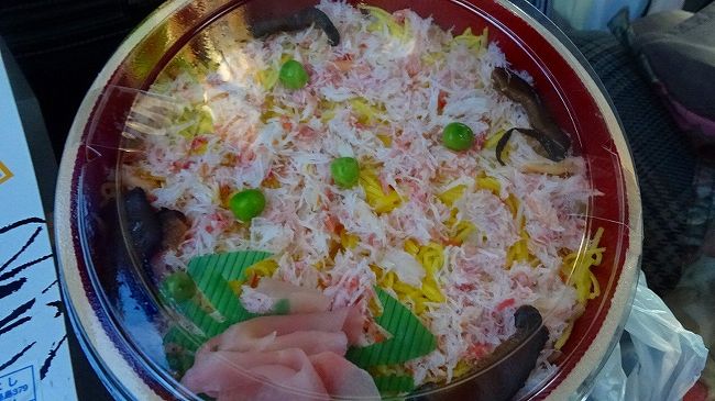 上巻からの続きです。<br /><br />写真は、帰りのバスの中で食べた夕食のカニ寿司弁当。<br />城崎温泉自由行動から戻った時に、バスの座席に置いてありましたが、お茶は各自調達。