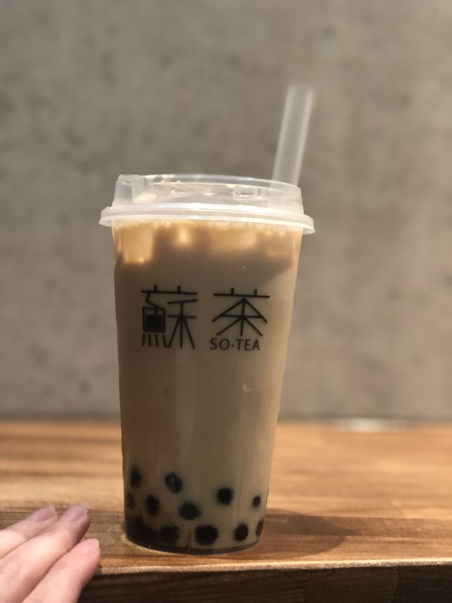 またまた大阪へ~!<br /><br />大阪に住む友人に会ってきました( ◠‿◠ )<br /><br />お昼過ぎから夜までしゃべって食べて、、<br /><br />さいっこうに楽しかった思い出投稿です。♡<br /><br /><br />今回は、時間ある&節約も兼ねて、広島からバスでのんびり旅行です。<br />5時間くらいで着きました^ - ^<br />1シートずつの席でカーテンで仕切れたので、周りに気を使わず快適でした♡<br />値段も往復で7500円程度でした。<br /><br />