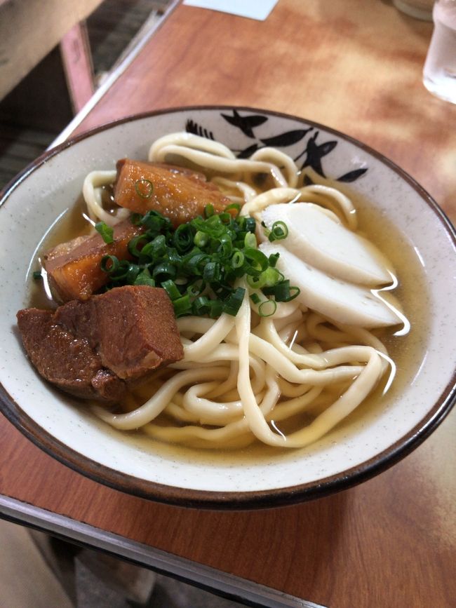 今回はフリーの次兄も参加して、はじめての沖縄へ!<br />母:コイル,娘:フリー,父:マイト,次男:キッド<br />スーパースリー一家の珍道中&グルメ旅(*゚▽゚)ノ<br /><br />ほとんど移動のみの1日目だったが、2日目からはマイトの組んだ怒涛のグルメ&観光旅!<br />分刻みの旅程を果たして無事遂行できるのか!?<br /><br />手配も企画も運転も全てマイト任せΣ੧(❛□❛✿)<br />だから、ある意味ミステリーツアー( ̄▽ ̄)<br /><br />♪ラリホー ラリホー ラリルレロン<br />ラリホー ラリホー ラリルレロン<br />コイルはでぶっちょ ボヨヨノヨン<br />フリーは気取ってスイスイスイ<br />マイトの出番だ パラッパラッパラッ♬
