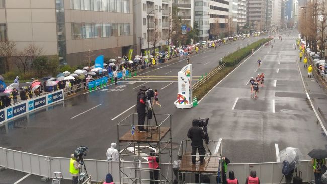 朝から冷たい雨が降っていた。<br />今日は、東京マラソン<br /><br />TVを見て応援していたが、アプリの「応援navi」で<br />大迫選手の走行位置をリアルタイムで追っていると<br />無性にLiveで見たくなり部屋を飛び出した。<br /><br />選手には最も恐れられる 魔の35キロ過ぎ。<br />高輪の折返しでトップ集団を待つ。<br /><br />アプリ上の大迫選手は29キロ地点 もうすぐ...。<br />しかし二度とその位置が変わることはなかった。<br /><br />「人生万事塞翁が馬」<br />誰もが迎える折り返し地点<br /><br />乗り越えて行こう。粛々と
