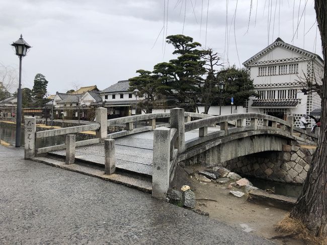 3月2日から1泊で羽田から岡山へ<br />朝8時5分発のJALにて、出発は少し遅れましたが定刻に到着<br />岡山桃太郎空港からリムジンバスにて岡山駅へ760円<br />10時53分発のマリンライナーで宇野駅へ途中茶屋町で乗り換え12時15分発直島行きのフェリーに乗り12時35分着 フェリーは往復購入がお安くなります。往復で1人560円<br />アートの島直島を観光、レンタサイクルにしようと思いフェリー乗り場の前に数件あるお店に行きましたが、坂道なので電動を勧められ高かったので、路線バスにしてまずは終点のつつじ荘へ行き黄色のかぼちゃの写真を撮り乗って来たバスの折り返しに乗り、農協前にて下車、家プロジェクトを数カ所周り役所前から宮浦港へ戻り、赤いかぼちゃの撮影をして小型船14時15分発14時30分着で宇野港へ戻りました。直島の観光案内マップは宇野駅でもらえます。又路線バスの中にも置いてあります。終点のつづじ荘からは無料のシャトルバスが運行しています。美術館とか事前予約をせずに思い付きで直島へ行ったのでサクッと島を見ただけになりました。<br />十分満足しました。<br />電車でジーンズの街 児島へ、ジーンズストリートを散策<br />あまり人もいなくて、思ってたストリートとは少し違った印象<br />まぁ話の種にはなるかな。<br />児島から本日泊まる倉敷のホテルドーミーインまで路線バスで移動。約1時間ぐらい乗って大原美術館で下車720円でした。電車と大差がなかったのでバスの方が歩くのが少なくてすみ良かったです。6時前にチェックイン。最上階の9階の部屋でした。<br />お風呂もこの階にありました。<br />夕飯はホテルで聞いた地元のお料理のある<br />いわ倉さんへ<br />ホテルの前にあり、結構混んでいましたが、待って<br />美味しくお料理を頂きました。食べたお料理全て美味しかったので、大満足<br />ホテルに戻りお風呂に行ったら女湯はめちゃ混みで<br />時間をずらす事に。主人は男湯は空いていてよかったらしい。。<br />3/3 9時過ぎにチェックアウトして荷物を預け美観地区を散策2時間ぐらいかかりました。とら醤油を購入したのでホテルに1度戻り再度荷物を預け<br />倉敷ラーメン升屋さんへ。多少待ちました。カウンターとテーブル席2人用1つの小さなお店の為 煮干しラーメンとつけ麺を注文 どちらも700円<br />美味しかったです。<br />そのままえびす商店街をぶらぶらしながら倉敷駅へ<br />駅前の(北口)の三井アウトレットでブラブラ<br />雨だったために他の所への観光はあきらめたので。<br />4時頃ホテルへ荷物を取りに戻り倉敷駅16時50分発の空港シャトルで<br />岡山ももたろう空港へ17時35分頃着1130円<br />18時25分発19時40分着<br /><br />あっという間の2日間でした。お天気が残念でした。<br />1日目はよかったのですが。<br />今回の旅は楽天トラベルでJAL便 1人30900円でした。ドーミーイン倉敷泊<br />国内旅行も1泊で行けちゃうからいいですね。<br />