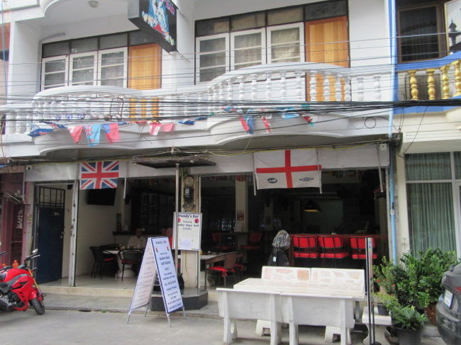 GOLF BAR 【The Bunker Boys】/バンカーボーイ初参加<br />3月/2019パタヤ<br />■写真、ゴルフバー/Woody's Barの店前<br /><br />個人のパタヤ・ゴルフは、<br />ゴルフバー企画/ゴルフツアー参加で気楽にプレーできます。<br /><個人の感想>。<br />外人とのプレーが苦手な人は、かんがえものか。<br /><br />Golf Barはパタヤに多く有ります。<br />今回は、その一つバンカーボーイにて、初参加プレーしました。<br />■The Bunker Boysへの道順<br />■Woody's Bar/The Bunker Boys<br />■コースは【Pattavia】<br />■プレーは順調進行<br />■Woody's Bar/The Bunker Boysにて成績発表<br />■Woody's Barすぐ先/付近のネオン街/Tree Town<br />