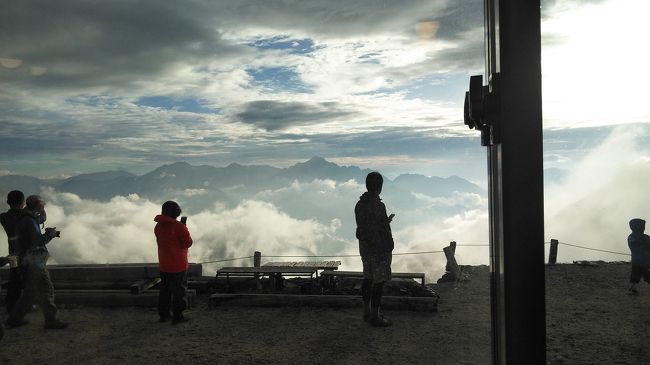 数年前、急に登山がしたくなり近場の低山などに登っていました。同時に、いつかもっと遠くへ、と思いネットや本でいろいろな山を調べ、思いを馳せていました。<br />アルプスの中でも初心者でもなんとかなりそうな唐松岳はその時から心にありました。夏と秋に八方池までのハイキングは経験しました。<br />そして今年の夏、週末の天気がなかなか良くならない。しかし休みを取った。夏山シーズンはすぐに終わる。<br />どこかないかなあと山の天気予報を一生懸命調べていたところ、唐松岳の天気がちょっとだけ良い方向に変わり。<br /><br />とりあえず行ってみようとその場で準備をし白馬に向かいました。<br /><br />無事、唐松岳頂上山頂で一泊して翌日下山できました。<br />比較的短時間で登れるのにあんなに素晴らしい景色を見ることができるなんて、唐松岳、素晴らしいです。<br /><br />あまり精神的に余裕がなくたいした写真がありません。<br />