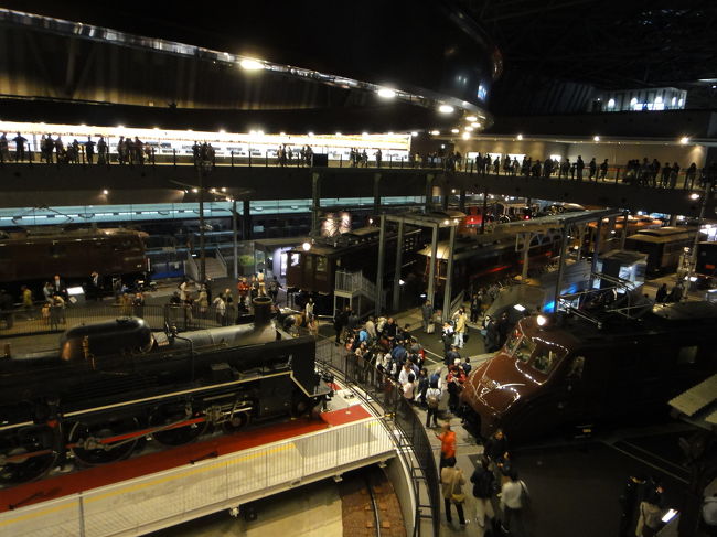 旅仲間がJR東日本株主で、鉄道博物館ナイトミュージアムの株主優待があるという事で一緒に行ってきました!<br />新館がオープンしてから、行った事がなかったので、ナイスタイミングでした。<br />株主優待の限定された方々のイベントなので、普段よりも空いているかな?と期待して行ったら、、とんでもないです!<br />ナイトミュージアムのオープン前から入口前は長蛇の列で、入場まで30分くらい待たされました。<br />凄い数の株主とその家族や友人を呼んだのですね。<br />夜なのに混雑しててビックリしました!<br />見学のフィナーレはSL転車台の回転と3回の汽笛でした!