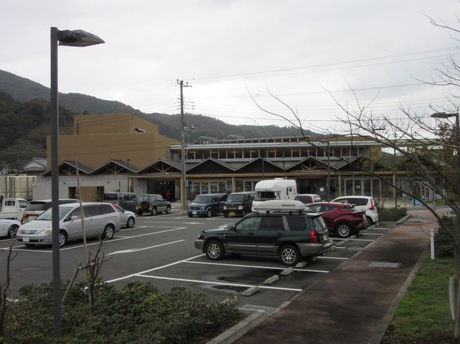 全国各地にある道の駅には、それぞれスタンプが有り<br />各地方事にスタンプラリーを実施しています<br />関東ブロックは2016年頃に参加して無事コンプリート<br />その後ダムカード収集に嵌り、こちらも関東地方はコンプリート<br />道の駅スタンプラリー、ダムカード収集共に現在は中部地方を巡っています<br /><br />今回は静岡伊豆半島編です。<br />連休を取り、1泊2日でダム巡りを満喫しました。<br />初日は東伊豆を南下し<br />ダムカード配布対象施設を2箇所<br />道の駅を4箇所を巡りました<br /><br />中部道の駅スタンプラリーとしては初日が第6回となります<br />※第6回の様子はこちら<br />　https://4travel.jp/travelogue/11460702<br /><br />2日目は伊豆半島のダムカード配布対象施設はコンプリートしたので、西伊豆から中伊豆をのんびりと北上しながら道の駅を巡ります<br /><br />相変わらず、あちこち立ち寄りながらの旅なので、前編・中編・後編に分けてお届けします<br /><br />中編の道の駅スタンプラリーは<br />静岡県　№23　くるら戸田<br />を巡ります<br /><br />前編で堂ヶ島で遊覧船で洞窟めぐりを楽しみ、そのまま西海岸を北上し「道の駅　くるら戸田」を目指しますが、道中「黄金崎」「御浜崎」等に立ち寄り美しい海岸美を楽しみました<br /><br />中部道の駅スタンプラリー<br />対象駅・・・・全132駅<br />中編訪問駅・・・ 1駅（ 0.8％）<br />合計達成駅・・・ 35駅（26.5％）<br />未訪問駅・・・・ 97駅（73.5％）<br /><br />※つたない文章＆写真ではありますが、是非最後までお付き合いください