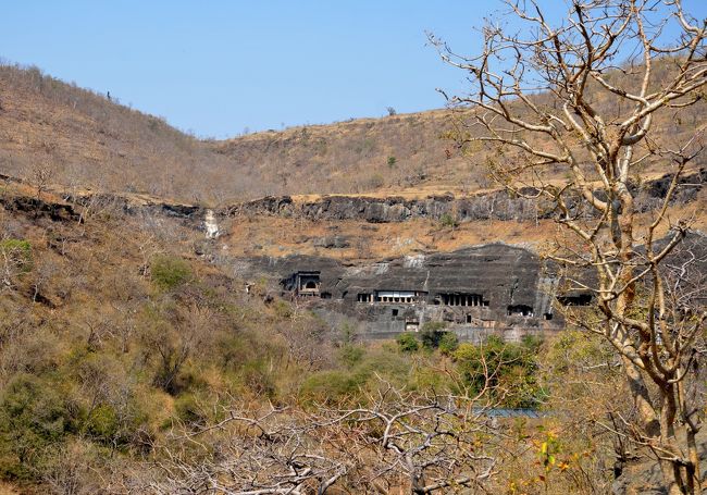 観光では初めてのインド、私たち夫婦に現地ガイドとドライバーが付くツアーで、個人旅行のような旅となった。現地ガイドはデリーに着いてからデリーを離れるまで同じ人が通しで付いてくれて安心であった。目的としていたアジャンタ、エローラの石窟群は時間をたっぷり取れたので、その美しさを堪能できた。国際線、インド国内線とも便が遅れ、乗り継ぎ等ひやひやさせられたが、これもインド流（？）。<br />１．行程<br />　①　成田～デリー<br />　②　デリー（レッドフォート、フマユーン廟、クトゥヴ・ミナール）～ア　　　ウランガバード<br />　③　アウランガバード（アジャンタ石窟）<br />　④　アウランガバード（エローラ石窟）～ムンバイ<br />　⑤　ムンバイ（チャトラパティ・シヴァージー・ターミナス駅、インド　　　　門）～デリー<br />　⑥　デリー～成田<br />２．世界遺産・・・今回の旅で累計１７９ヶ所となった<br />　・レッドフォートの建造物群<br />　・フマユーン廟<br />　・クトゥヴ・ミナールとその建造物群<br />　・アジャンタ石窟群<br />　・エローラ石窟群<br />　・チャトラパティ・シヴァージー・ターミナス駅<br />