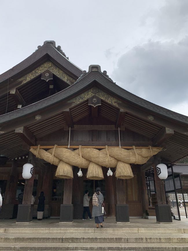 2019年最初の旅行、2月の3連休で島根・鳥取に一人旅をしてきました!<br />以下ざっくりスケジュール↓↓<br /><br />2019/2/9 羽田空港 → 出雲縁結び空港<br />・出雲大社<br />・松江城<br />・足立美術館<br />・水木しげるロード<br />・ANAクラウンプラザ米子(2泊)<br />2019/2/11 米子鬼太郎空港<br /><br />本当は鳥取砂丘も行きたかったんだけど、出雲大社と割と距離があって断念。。。(車で3時間くらい?)<br />今回はレンタカー借りないプランだったので、電車・バスでぷらっと回れるところに行ってみました。<br />観光も楽しかったけど、食もかなり豪勢に美味しく頂きました☆<br />