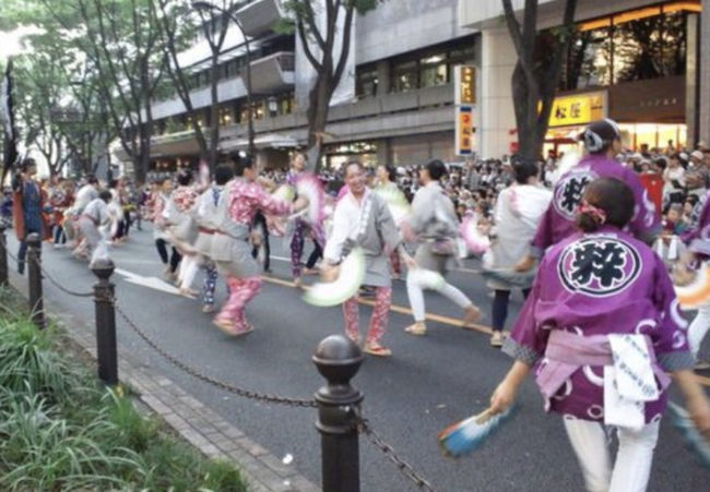 あっという間の３連休でしたね<br /><br />その中の1日がお休みだったので、宮城県仙台まで行ってきました<br /><br />目的は、仙台で行われる祭を見るため <br /><br />開催主旨はホームページより↓<br /><br />東北六魂祭　開催によせて<br />未曾有の被害をもたらした3月11日の大震災。<br />東北エリアには、その破壊の爪跡がまだ生々しく残っています。<br /><br />しかし私たちは決して、この困難に屈しません。<br /><br />東北の誇り高き魂をもう一度奮い立たせ、<br />まだまだ続くこの試練の時を乗り越えるために。<br /><br />この夏、東北6県を代表する祭りの数々が<br />仙台の地に集い、復興への狼煙をあげます。<br /><br />青森ねぶた祭、秋田竿燈まつり、盛岡さんさ踊り、<br />山形花笠まつり、仙台七夕まつり、福島わらじまつり。<br /><br />東北人の不屈の魂を示す6つの祭りが、<br />長い歴史の中で初めてひとつになるのです。<br /><br />私たちはこれまで、日本中からたくさんの温かい応援をいただきました。<br />その声に応えるためにもこの祭典を、<br />皆様と力を合わせて素晴らしいものにしてゆきたいと願っています。<br /><br />新しい東北のために、そして新しい日本のために。<br />東北六魂祭へのご支援・ご協力をどうぞよろしくお願いいたします。<br /><br />2011年5月31日<br /><br />青森市長　鹿内　博<br />秋田市長　穂積 志<br />盛岡市長　谷藤 裕明<br />山形市長　市川 昭男<br />仙台市長　奥山 恵美子<br />福島市長　瀬戸 孝則<br /><br />↑終わり。 <br /><br /><br /><br />ってことで、行ってきたのは東北六魂祭 <br /><br />２度目のはやぶさでお昼頃に仙台到着<br /><br /><br />ランチはもちろん牛タン<br /><br />気温が高くバテそうだったので、<br />一緒に行った由美子さんのリクエストのアウトレットに<br /><br />夕方、仙台駅に戻りました。 <br /><br />東北の６つの祭のパレードは、<br />ニュースで報じられているように途中で中止になりました。<br /><br /><br />どうやら、わたしがいた勾当台公園辺りは一番混みあっていたようで<br /><br />その時のブーイングは凄まじかった<br /><br /><br />現場にいたものとしては、運営側の問題が目につきました<br /><br /><br />お祭りは残念だったけど、それなりに仙台をまんきつできたから…よし<br />