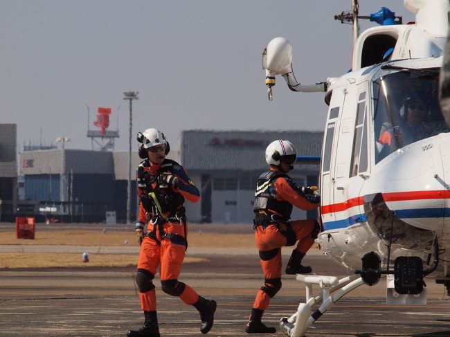 今年も「小牧基地航空祭」に行ってきました。<br /><br />今年は２年ぶりに<br /><br />ブルーインパルス参加<br /><br />が決定！<br /><br />ブルーインパルスが不参加でも行くつもりだったけど、やっぱり参加すると分かればテンションが上がります。<br /><br />写真が多くなったので・・・<br />航空祭の様子を２部に分けてかきます。<br /><br />まずは午前中のフライト<br /><br />オープニングフライトと災害派遣デモストレーション<br /><br />の様子を書きます。