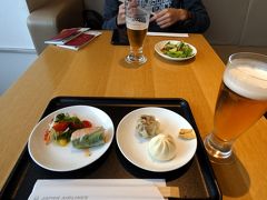 ０２．長男と行くハワイ3泊　成田空港 JALサクララウンジその１ ダイニングエリア　美味しいお料理とお酒を楽しみます　