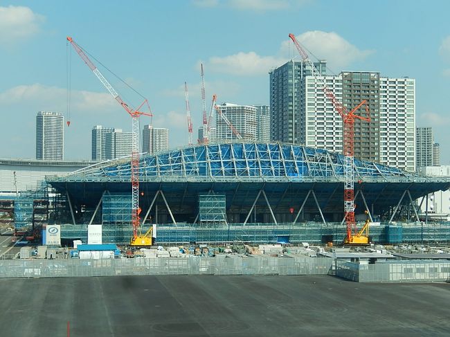 3月5日、午後0時45分過ぎに豊洲駅よりユリカモメに乗り本日から始まる展示会を見るために東京ビッグサイトへ行きました。　何回もユリカモメに乗っていますが、乗るたびに周囲の風景は変わっています。　今回は東京オリンピックの体操競技場設備がかなりできていたのが印象的でした。<br /><br /><br /><br />＊写真は建設中の東京オリンピック体操競技場<br /><br /><br /><br /><br /><br /><br /><br /><br /><br />