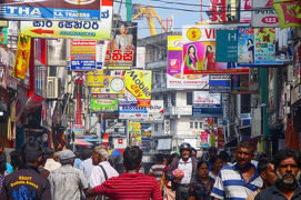 【スリランカ】ペター地区の人混みとインド洋に沈む夕日