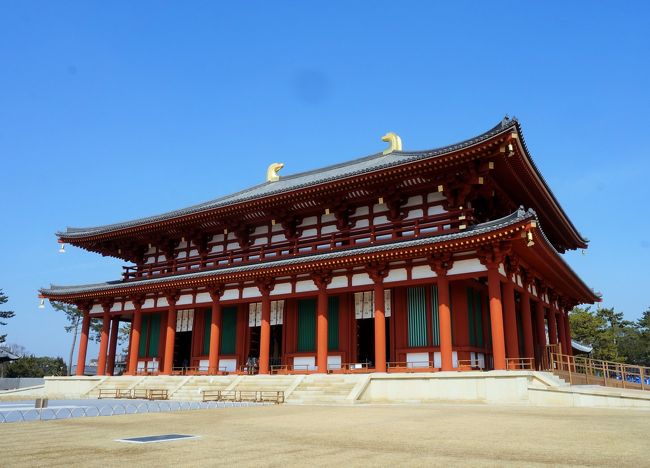 興福寺 中金堂が、３０１年ぶりの再建で天平時代の姿に蘇りました。<br />朱色が鮮やかな巨大なお堂は荘厳で素晴らしく、圧巻の佇まいでした。<br /><br />国宝薬師寺東塔は、現在解体修理中。<br />東塔の頂部を飾る水煙が新たに鋳造され、平成の水煙と白鳳の水煙が並んで公開されました。<br /><br />夜は、二月堂のお水取りを拝観。<br />漆黒の夜空に燃え上がるお松明は、とても美しくかつ荘厳でした。<br />