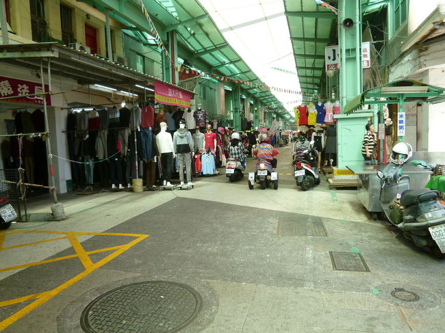 活気が無くなってきた美麗島駅周辺 (港味高師父港式點心專賣店・南華觀光夜市) 高雄 2019/02/18<br /><br />今日の昼食は、久しぶりに、妻と港味高師父港式點心專賣店へ行きました。<br />前に行った時、美味しかったので期待していたのですが、<br />スープはぬるかったので熱くしてもらいましたし、<br />料理もどれもいまいち、味が完全に落ちていました。<br />昼時なのに、混雑していませんでしたし、活気も全くありません。<br />以前行った時は、凄く混雑していて、活気もありました。<br /><br />妻と港味高師父港式點心專賣店で食事をした後、南華觀光夜市へ行ってみました。<br />アーケードに面しているお店は、殆んど営業していましたが、お客は全くいません。<br />いつお客さんは、来るのでしょうか。最近、夕方や夜は来ないのでよく判りませんが、<br />きっとその頃に、お客さんは来るのかもしれませんね。<br />ここを通る度に、妻から学生時代は、ここでウィンドウショッピングをして、<br />愛玉を食べるのが流行だったことを聞かされます。<br />今や、日中はバイクの抜け道になりつつあり、結構なスピードで通り抜けていました。