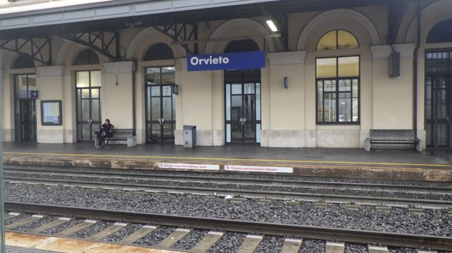 ローマからオルヴィエートに行きました。<br /><br />切符購入、ホーム不明、<br /><br />列車のドアすら<br /><br />開けられない！！！<br /><br />どうする？？？