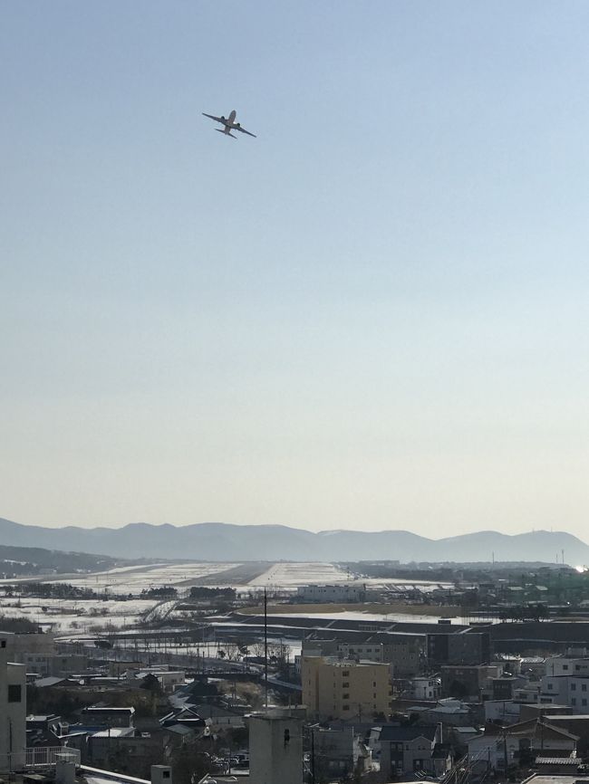 1月の登別&札幌に続く、ふっこう割りを使って行く冬の北海道旅行の第二弾です。今回は、函館に行ってきました。函館は、2015年10月(https://4travel.jp/travelogue/11279692)以来です。<br />初日のホテルは、湯の川温泉にある「望楼NOGUCHI函館」でした。<br />表紙の写真は、ホテルの部屋から見えた函館空港と離陸した飛行機です。