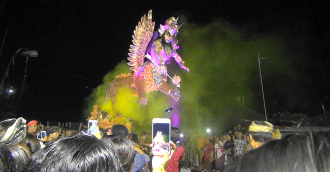 ６日はニュピ前日。悪霊を追い払う為のオゴオゴパレードが各村で行われます。<br />オゴオゴとは鬼の形をした人形で、大きく電飾が施された人形、また子供用の小さい人形も様々あります。<br />踊りなどのパフォーマンスもあり楽しい夜でした。<br /><br />７日はニュピと言って、バリ島の新年にあたります。別名静寂の日と呼ばれ、外出 、労働 、火や 灯りの使用 、殺生など禁止されています。<br />観光客も例外ではなく、ホテルから出れません。<br />飛行機の離発着もありません。<br /><br />バリ島の大切な行事の一つです。<br />貴重な体験が出来ますので、機会がありましたらニュピに合わせてお越しください！