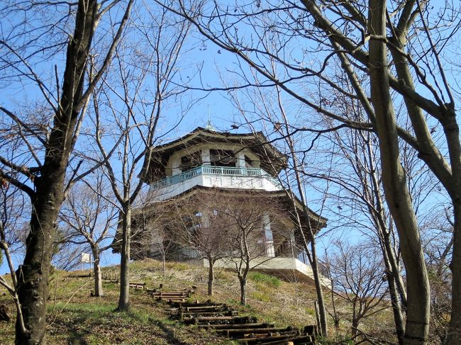 弘法山ハイキング<br /><br />小田急線の秦野駅から鶴巻温泉駅へと続くハイキングコースです。<br />桜のスポットとして有名な弘法山公園を通り、緑豊かな林の多い道を進み、吾妻山を経由して鶴巻温泉へと下ります。温泉でのんびり一汗を流せる絶好のコースです。歩行距離：約7.5ｋｍ、歩行時間：約2時間30分<br /><br />ハイキング仲間の3人で、浅間山、権現山、弘法山、吾妻山と４つの山を散歩気分でミニ縦走します。<br /><br />2日続いた雨も上がり、今日は気持ち良い晴天のハイキング日和でした。<br /><br />