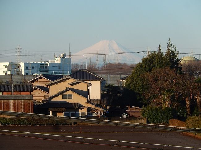 3月8日、午前６時53分過ぎにふじみ野市より久しぶりに素晴らしい富士山が見られました。　雨が降った後に大陸からの高気圧が張り出したため風が強い日でしたが、湿度が下がりすっきりとした富士山が見られました。<br /><br /><br /><br />＊すっきりとした富士山