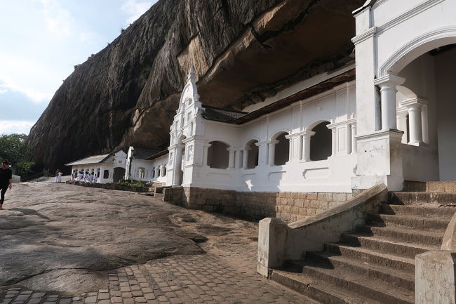 4泊6日でスリランカに行ってきました。<br /><br />1日目は空港からダンブッラ石窟寺院へ行き、シギリヤに宿泊します。