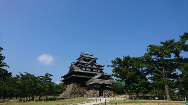 初の島根県。調べると行ってみたいところが沢山ありすぎて、2泊3日の日程では絞らざるをえなく・・・。今回は、島根県とお隣の鳥取県の定番スポットのみをぐるっと周ることにしました。お参りあり、自然あり、アートあり、温泉ありで、とても楽しい旅になりました。<br /><br />1日目 出雲大社、稲佐の浜 日御碕神社 日御碕灯台 松江城 (宿泊:玉造温泉) <br />2日目 足立美術館 大山 大山寺 三徳山三佛寺 (宿泊:三朝温泉) <br />3日目 鳥取砂丘 砂の美術館 松江城<br /><br />