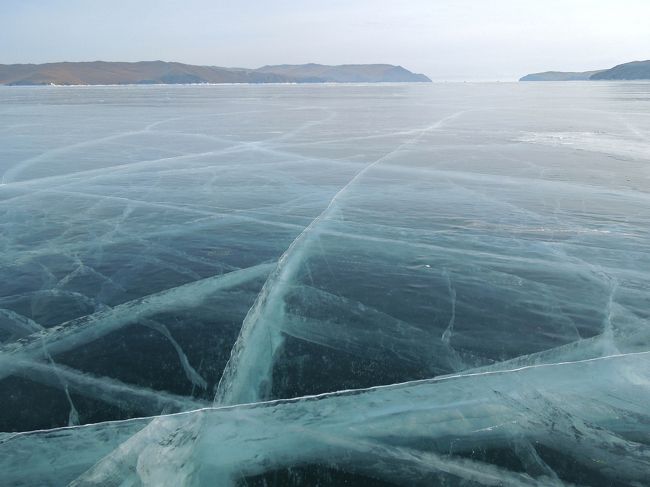 日本では見られない絶景が見たくて、2019年の2月にロシアのバイカル湖へ行ってきました。4泊6日(機内泊1)の旅です。<br /><br />1日目 2/19 成田→ウラジオストク→イルクーツク <br />2日目 2/20 イルクーツク→バイカル湖<br />3日目 2/21 バイカル湖<br />4日目 2/22 バイカル湖→イルクーツク<br />5日目 2/23 イルクーツク<br />6日目 2/24 イルクーツク→北京→羽田<br /><br />#2【バイカル湖前編】は、2日目の様子です。