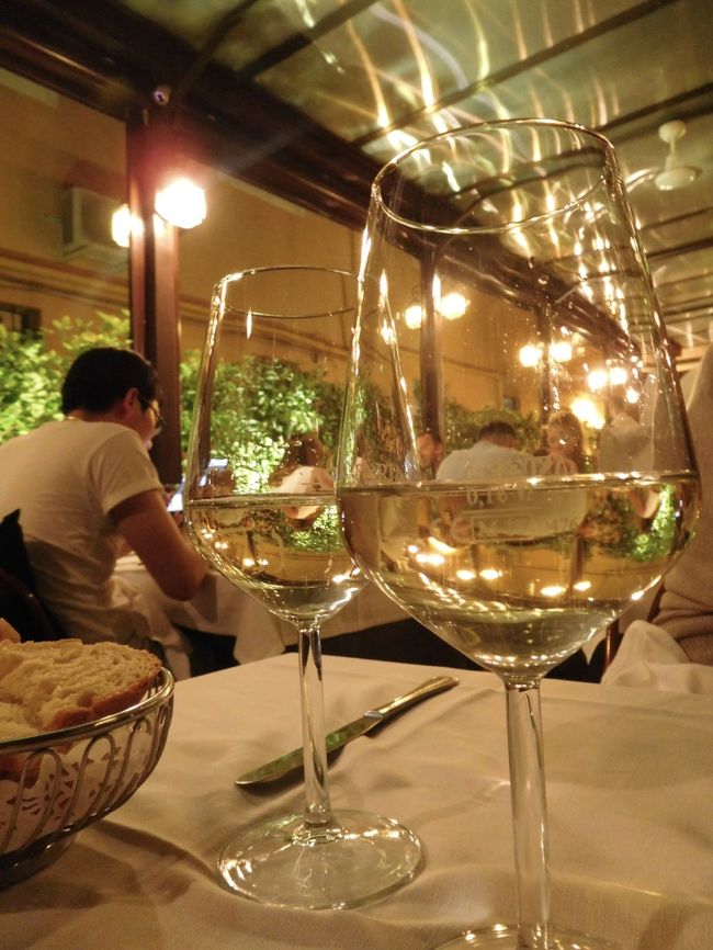 夏休みも実質観光出来るのはあと2日!<br /><br />そして明日はパリへ移動するので、イタリア観光は今日が最後です。<br /><br />さて、世界最小国家のヴァチカン市国には大きく分けて3つの見どころがあると思います。<br /><br />1つ目はカトリックの総本山、サン・ピエトロ大聖堂。<br />2つ目は歴代教皇の蒐集品を集めたヴァチカン美術館。<br />3つ目はヴァチカン美術館の中にあるシスティーナ礼拝堂。<br /><br />美術館の中に礼拝堂?と思いましたが、ヴァチカン美術館はいくつかの美術館と中世の教皇庁の建物などを複合したものをさすそうです。<br /><br />ヴァチカン市国発行のオムニアカードを使ってサン・ピエトロ大聖堂を1時間ほど見学し、14時からはヴァチカン美術館のツアーに参加。<br /><br />ツアーと言ってもヴァチカン美術館まで連れて行ってもらうだけで、エントランスで入場チケットをもらったあとは自由見学でした。<br /><br />17時の閉館まで居てもまだまだ見足りず、そのあとに行った四大河の噴水とパンテオンもチラ見しか出来ず、他にも見たい場所がたくさんあったのですが時間切れ。。。(;´Д`A<br /><br />でもオムニア・ローマパスのおかげで楽しめたヴァチカン&ローマ観光でしたヽ(*´∀`)<br /><br /><br />【おおまかな行程】<br />7/3(火)関空ーパリ パリ泊<br />7/4(水)バカラミュージアム パリ泊<br />7/5(木)ロンドン日帰り 「オペラ座の怪人」鑑賞 パリ泊のはずが…<br />7/6(金)パリーローマ ローマ泊<br />7/7(土)フィレンツェ日帰り ウフィツィ美術館、グッチガーデン、ヴェッキオ宮 ローマ泊<br />7/8(日)コロッセオ、フォロ・ロマーノ、トレヴィの泉 ローマ泊<br />★7/9(月)ヴァチカン市国 ローマ泊<br />7/10(火)ローマーパリ お土産ショッピング CDG泊<br />7/11(水)パリー<br />7/12(木)ー関空 反省会<br /><br /><br />※1ユーロ133円で計算しています(カード請求時)