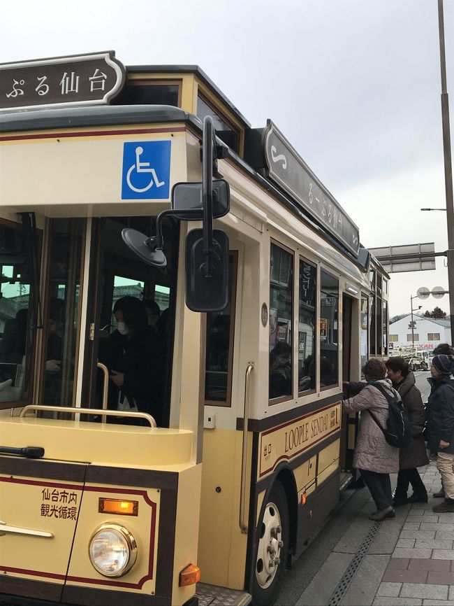 ２日目は　早めに朝食を終えてシャトルバスで作並駅へ。<br />駅には駅員さんがいない。乗車証明の整理券のようなものを人数分取る。到着駅の改札か　または電車内で車掌さんに渡して切符を買うという。押しボタンを押してドアを開けるのが面白くてしかたないおばさんたちは、またまた地方のローカル線の洗礼を受けた。<br />作並駅からの乗客は私たち６人ともう二組の家族くらいだったが、仙台に近づくに連れて　学生さんたちや通勤のお客さんが乗ってくる。終いには結構な混雑に。<br /><br />駅を出て　バスプールから大崎八幡神社に行くため　１０番乗り場で大国神社行きに乗る。るーぷる仙台でも行けるのだが、遠回りで４０分以上かかるところ、一般の路線バスなら半分だ。料金も少し安くなるので・・・<br /><br />大崎八幡神社で降りて正面が大鳥居。真っ赤で大きい。<br />横断歩道まで少し回って広い通りを渡る。<br />ほかにも参拝客がぼちぼち。境内には仙台を本拠地とするスポーツチーム、楽天、ベガルタ、８９ERS　の寄せ書きが奉納されていました。初詣に来たのかな？伊達政宗由来の神社だけに　出世や開運を願う人は多いだろうね。<br />私は厄除けのお守りをいただく。<br /><br />今度はるーぷる仙台に乗って　定禅寺通りまで。ケヤキ並木の大きくて見事な枝ぶり。これに電飾が飾られたらさぞかし美しいだろうな、と次はそれを見に来たくなる皆さん。<br />暫く歩いて、昼食は予約していたseason花蔵へ。掘りごたつの個室だから、のんびりと歩き疲れた足を伸ばしてくつろいだ。ランチの花かご膳を目と舌で楽しんで　おなかも満足。締めのコーヒーも美味しかった。<br /><br />再び仙台駅から　さらに北へ上って伊豆沼を目指す。東北本線で小牛田で乗り換え新田へ。広々とした田園地帯を寒々と列車は走る。田圃は雪もなく　刈り取られた稲の根元が見える。ときどき　鳥が十数羽の群れで何やらついばんでいるのが見えた。伊豆沼には渡り鳥が来ているはずなのだが・・・<br /><br />新田駅では私たちのほかに降りる人もなく　シーンと静まり返った通りを歩く。何だか悪い予感。今日は月曜だ。伊豆沼に着くと当然　公共施設は休館日だから、サンクチュアリセンタ―は閉まっていた。<br />餌を売っている店も閉まっていて、当然　鳥たちは餌を求めてあちこちに出かけていた。それでも　３、４０羽ほどの水鳥が水面を滑るように浮かんでいたが、一羽の白鳥が遠くから来た私たちを気の毒がって　葦の陰からじっと見つめていた。他の白鳥はいったいどこに？そして、彼？はなぜここに残ったのか？こちらもなんだか哀れに思ったりして。先月はあんなにたくさんいたのに・・・<br />風が強い。夕方までまだ時間があるが　鳥たちがねぐらに戻ってくる時間まで待っていては　ホテルの夕食の時間までに帰れなくなってしまう。残念な思いを胸に沼を後にした。「沼と言っても　湖クラスだね」と慰められて。　<br />帰りの電車は乗り換えの小牛田駅で運休が出たために３０分待ち合わせ、仙台駅に着いても乗り継ぎの電車の待ち合わせが４５分。予定より１時間半遅れでようやくホテルに戻ってきた。　まったく、白鳥には振られるや電車にはそっぽ向かれるやで　後半は大変だった。<br />それでも何とか夕食に滑り込めたのはホテルの配慮でした。小牛田駅でホテルに遅れることを連絡して、迎えのバスをお願いし　夕食もギリギリになることを伝えていました。フロントの方がキーは後にして　先に夕食をお済ませくださいと。また　厨房のスタッフにも知らされていたのか、遅れてきた私たちにもすぐに食べれるよう熱々のステーキや天ぷら、揚げ物を準備していてぎりぎりまでサービスしてくださいました。<br />おかげで十分に美味しくいただけました。旅の楽しさはこういう人の心遣いで決まりますね。<br />今日も一日　いい日でした。<br /><br /><br /><br />