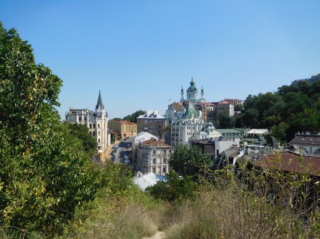 2018年夏はヨーロッパの街並みと建物を満喫したいと思い、まだ未上陸地の旧ソ連ベラルーシとウクライナ、そして2004年以来2度目のオーストリアへ行きました。<br />ベラルーシはあまり知名度がないですが、2つの世界遺産の美しい城が見事でした。ウクライナのリヴィウは以前から注目していた美しい世界遺産の街並みには絶句しました。キエフは美しく壮大な大聖堂、教会に感嘆しました。そしてオーストリアはヴァッハウ渓谷沿いの小さな街並みに超感動、久しぶりのウィーンの街歩き、美術館、コンサートも楽しかったです。<br /><br />---------------------------------------------------------------<br />スケジュール<br /><br />　8月10日　羽田空港－北京空港－ミンスク空港　ミンスク観光　<br />　　　　　　[ミンスク泊]<br />　8月11日　ミンスク観光－（バン）ニャースヴィッシュ観光－（バス）<br />　　　　　　ミール観光－（バス）ミンスク　[ミンスク泊]<br />　8月12日　ミンスク観光　ミンスク空港－リヴィウ空港　リヴィウ観光　　　　　　［リヴィウ泊］<br />　8月13日　リヴィウ観光－（列車）　[車中泊]<br />　8月14日　－キエフ観光　[キエフ泊]<br />★8月15日　キエフ観光　キエフ空港ーウィーン空港　[ウィーン泊]　<br />　8月16日　ウィーン観光　［ウィーン泊］<br />　8月17日　ウィーン－（列車）メルク観光－（クルーズ）<br />　　　　　　デュルンシュタイン観光－（クルーズ）クレムス－（列車）<br />　　　　　　ウィーン　［ウィーン泊］<br />　8月18日　ウィーン観光　ウィーン空港－　[機中泊]<br />　8月19日　－北京空港－羽田空港