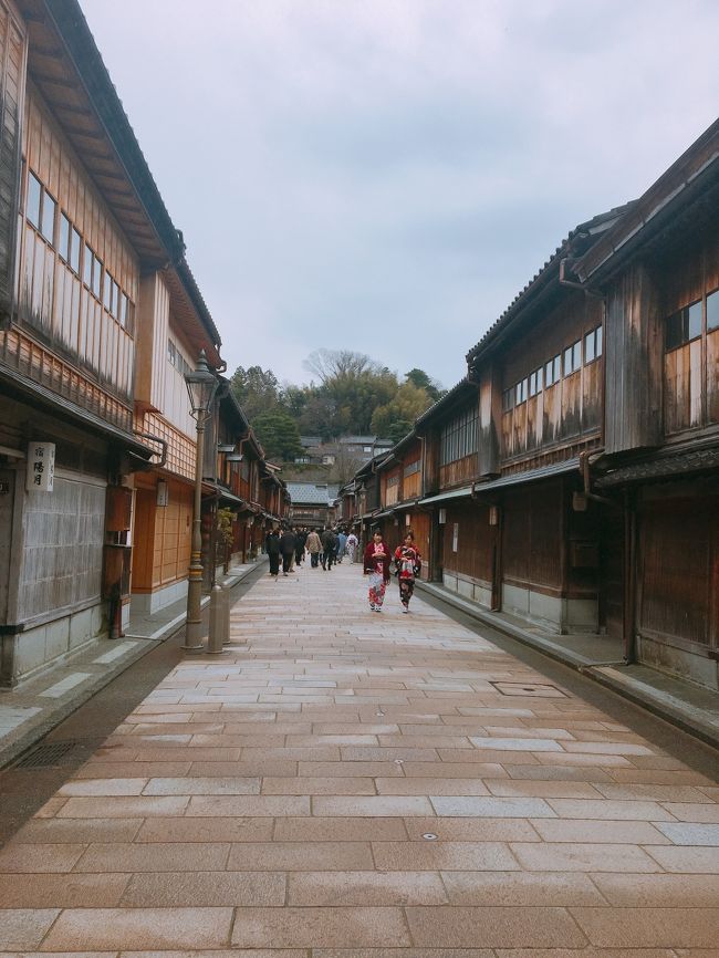 久しぶりにひがし茶屋街を観光。いつのまにか新しいおしゃれなお店がたくさんできていました。新しいものを取り入れてなお風情を残す、このエリアが大好きです。