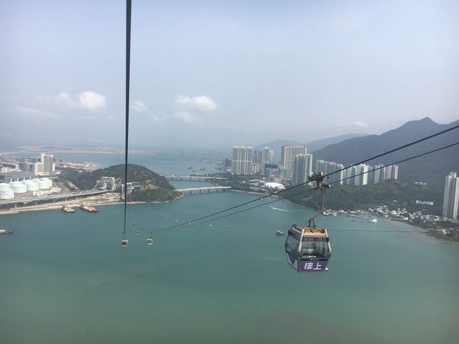 ４度目の香港は、初香港旅行の友人とともに行きました。<br />これまでの香港旅行では、旺角や尖沙咀あたりの九竜半島側で過ごすことが比較的多かったのですが、今回は湾仔付近のAirbnb宿に宿泊しました。こちら側は建物も全体的に高いですが、ビルの間からは山も見えたり、九龍半島とは異なる景色が楽しめます。<br />天壇大仏を見るために乗ったロープウェイからの景色も、海と山を交互に楽しめる爽快なものでした。<br />また、今回は旅行サイトでおすすめされていた粤東磁廠にも行きました。可愛らしくおしゃれなデザインのお皿～カップ～醤油差しだけでなくいろんな形の磁器が所狭しと並べてあって何時間でも物色できます！こちらは次回も行きたいと思います。<br />ビルの３階にあり、周りに全然観光客らしき人もいなかったですが、お店の方は英語で対応してくれます。