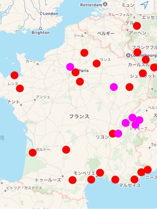 （本旅行記は過去ログです。ネットもユーロもない時代の青春の記録ですので、適当に読み飛ばしてください）<br /><br />茨城県出身の私が、1998年になぜか関西の大学に進学して、第2外国語は消去法でフランス語になりました。<br /><br />フランス語に特に興味があったわけではなく（法学部だし）やる気もなかったのですが、関西に来て2か月で完全な関西弁をマスターしたためか（入学当初ひどい茨城弁だったw）、担当教授からフランス語は会話コースに進んでみーひんか？との提案をいただくことに。<br /><br />断わる理由も特になかったので、1998年秋からフランス語は会話コースに進みました。<br /><br />これがおもしろかった・・・法学部だけじゃなくあらゆる学部から集めているので友達も増え、1999年夏には選抜試験に通れば1か月フランスでワイン漬けの生活ができて単位までもらえるっていうじゃないの！<br /><br />そんなこんなで1999年夏、初めてのフランス滞在で週末ごとにスイスとか出かけてすっかり個人旅行に目覚めました。周りは限られた人間関係の中で笑いあり涙ありたくさん恋愛模様が・・・あいのりみたいですほんと。<br /><br />私と同じように恋愛など無縁で、当時仲良くなったのがＭ子ちゃん。一人暮らしの私の家に来て2人でよくワインを飲み、2001年大学最後の夏にフランス一周して全土のワインを飲もうという壮大な？計画を立てました。<br /><br />身長体重見た目も似ててよく姉妹？双子？とか言われましたっけ。<br /><br />＜プロローグ＞出発6日前の2001/8/30<br /><br />夜に原付で自損事故を起こし、救急車で病院に搬送されました。<br /><br />60km/hノーブレーキで激突し、これはビルの5階から落ちたのと同じ衝撃を体に受けてるので、データ上半数は死ぬよというレベルの事故。奇跡的に脳には損傷がなく、四股も打撲だけ、目の上をざっくり切って縫合だけで済みましたが、当時まだ溶ける糸などというものはなく、1週間後に抜糸、それから消毒にしばらく通院も必要だと言われ、そこをなんとかしてくれと頼みこみ、5日で抜糸して消毒セットを担いでフランスに旅立ったのでした。。<br /><br />ポケットに入れていた携帯は、その衝撃で事故時刻2001/8/30の22:11を表示したまま止まってしまったので、事故日時はよく覚えています。<br /><br />記憶違いもあるかもしれません、M子ちゃんとも連絡はとっていないのでほんとは聴き取りして写真なども共有して作成したかったのですが、なんせ昔のことなのですみません・・・恥ずかしいエピソードもたくさんですが、現在のらびたんの黎明期の記録を暇つぶしにどうぞ。 <br /><br />当時フィルムカメラで紙データしか残っておらず、スマホで撮影して起こしました。今みたいにデジカメで毎日100枚とか撮れないし、足りない部分はネットから拝借です。<br />それにしても食べ物の写真まったくない･････貴重なワインたくさん飲んだのに！<br />写真赤丸が今回訪問する場所で、ピンクのほうは1999年に訪問済みです。