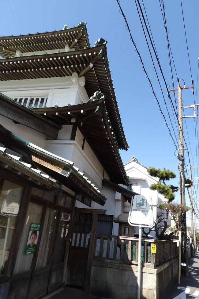 　鎌倉市笹目町にある寸松堂（https://4travel.jp/travelogue/10477954）はひときは目立つ寺院建築風の二階建て塔屋付きの建物で、鎌倉長谷界隈のランドマークである。今日は塔屋の相輪が見えない角度から眺めると、三層の建物がお城の天守か三層櫓であるかに見えるスポットがある。しかし、それにしてもこの寸松堂全体をカメラに収めようとすると、電柱、電線が邪魔になる。明月院の住職がいうように、「鎌倉が世界遺産になれないのは町が汚いから。」というのは納得できることだ。<br />　寸松堂の辺りから長谷寺参道まではこうした関東大震災（大正12年（1923年）以降に建てられた和風の日本建築が並んでいるのだが、電線を地中に埋めたらこの由比ガ浜通りもどんなにか景観が良くなることだろうか。<br />　寸松堂の建物（主屋と蔵）は、平成18年に国の登録有形文化財に登録されているが、裏門脇にもう1棟の小さ目の土蔵がある。しかし、これまでは気が付かないでいた。鎌倉の中心街に土蔵は少なく、それも商家に2棟もの土蔵があったとは驚きである。<br />　なお、店頭角にある「是より　東海道」の道標は中庭にあったもので、「塔の辻」も裏手にあった。現在は昭和4年（1929年）3月に鎌倉町青年団が建てた「塔之辻」石碑が建っている辺りだ。走水から房総に渡った古東海道もその時々で付け替えられて来ているのだ。<br />（表紙写真は寸松堂）